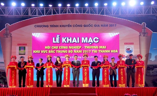 Ban lãnh đạo tỉnh Thanh Hóa cắt băng khai mạc Hội chợ Công nghiệp - Thương mại khu vực bắc trung bộ năm 2017 tại Thanh Hóa