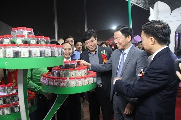 Lãnh đạo tỉnh Thanh Hóa tham quan các gian hàng tham dự hội chợ