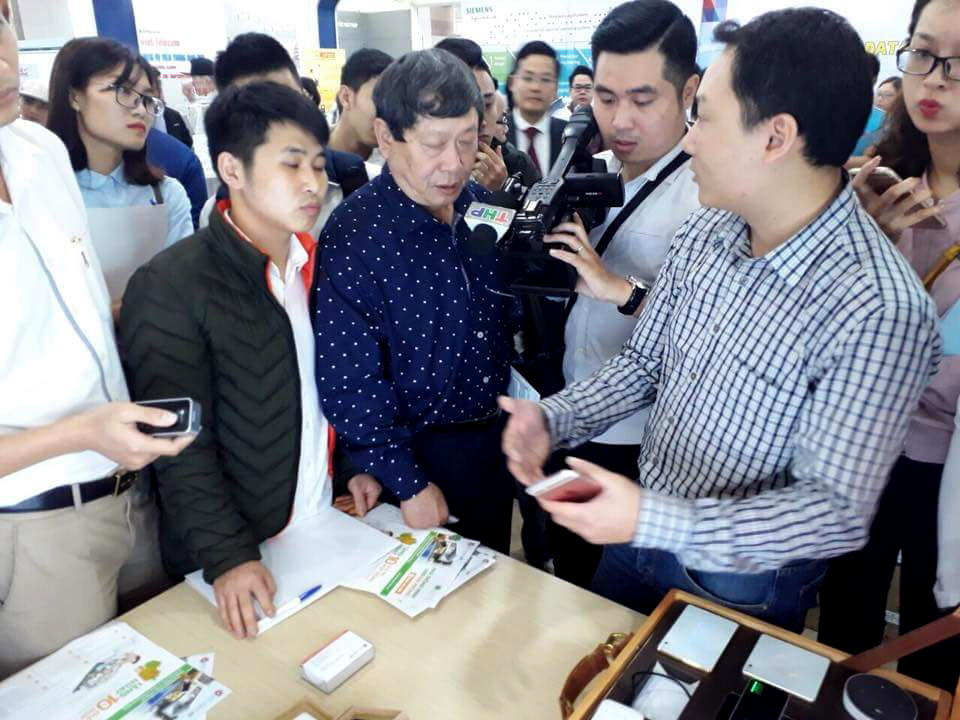 Rất nhiều khách hàng được trải nghiệm miễn phí công nghệ 4.0 tại gian hàng của Nhà thông minh Lumi Việt Nam