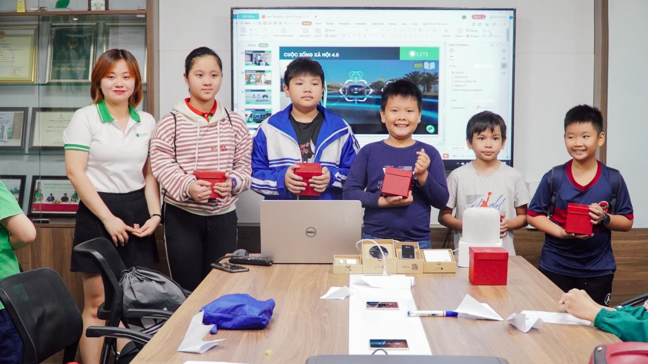 Kỹ sư công nghệ tặng quà cho học sinh sáng tạo