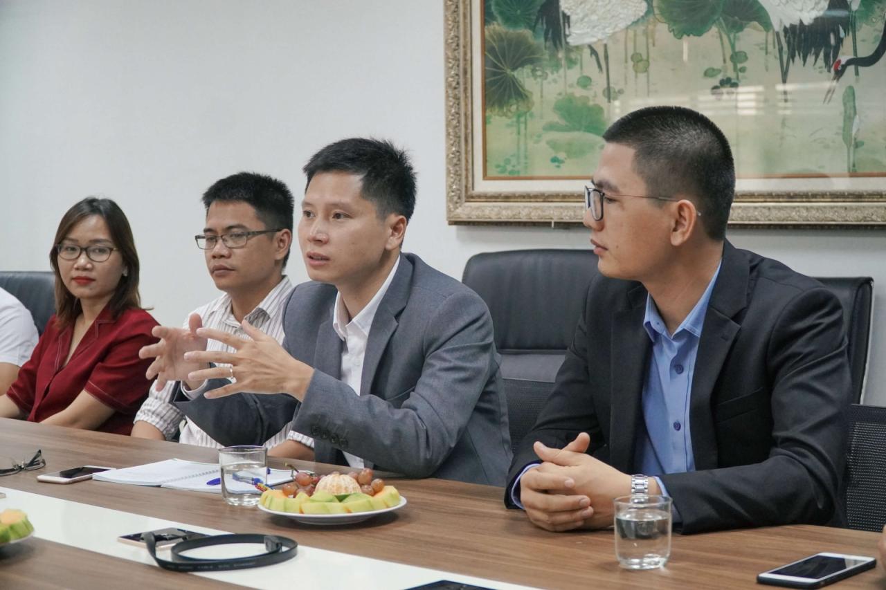 Nguyễn Đức Tài - TGĐ Lumi trao đổi cùng Ông Phạm Hồng Quất - Cục trưởng cục phát triển thị trường và Doanh nghiệp KHC - Bộ Khoa học Công nghệ