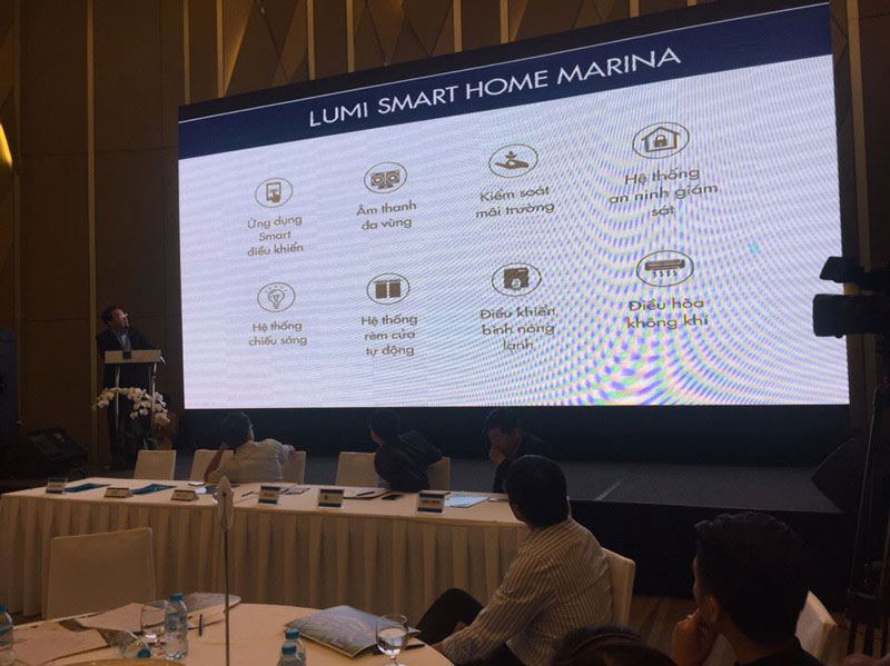 Ông Trần Ngọc Thành - Tổng giám đốc Đất Xanh Miền Trung giới thiệu về giải pháp nhà thông minh Lumi tại Marina với khách hàng
