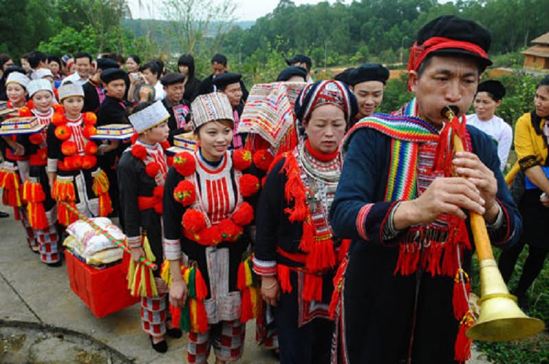 Lễ cưới của người Dao – cô dâu sẽ đội một chiếc khăn che kín mặt trước khi gặp chú rể