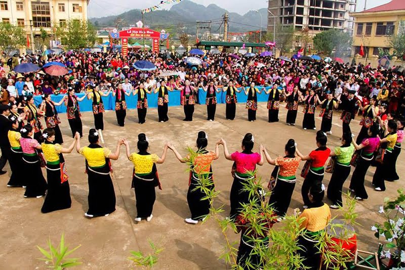 Các cô gái và các chàng trai trong trang phục truyền thống cùng nhảy múa tại lễ hội