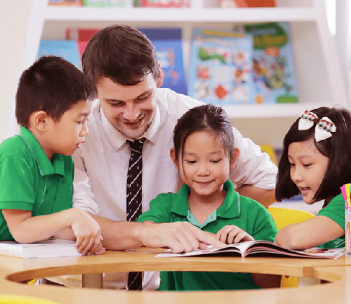 Thầy giáo hướng dẫn học sinh