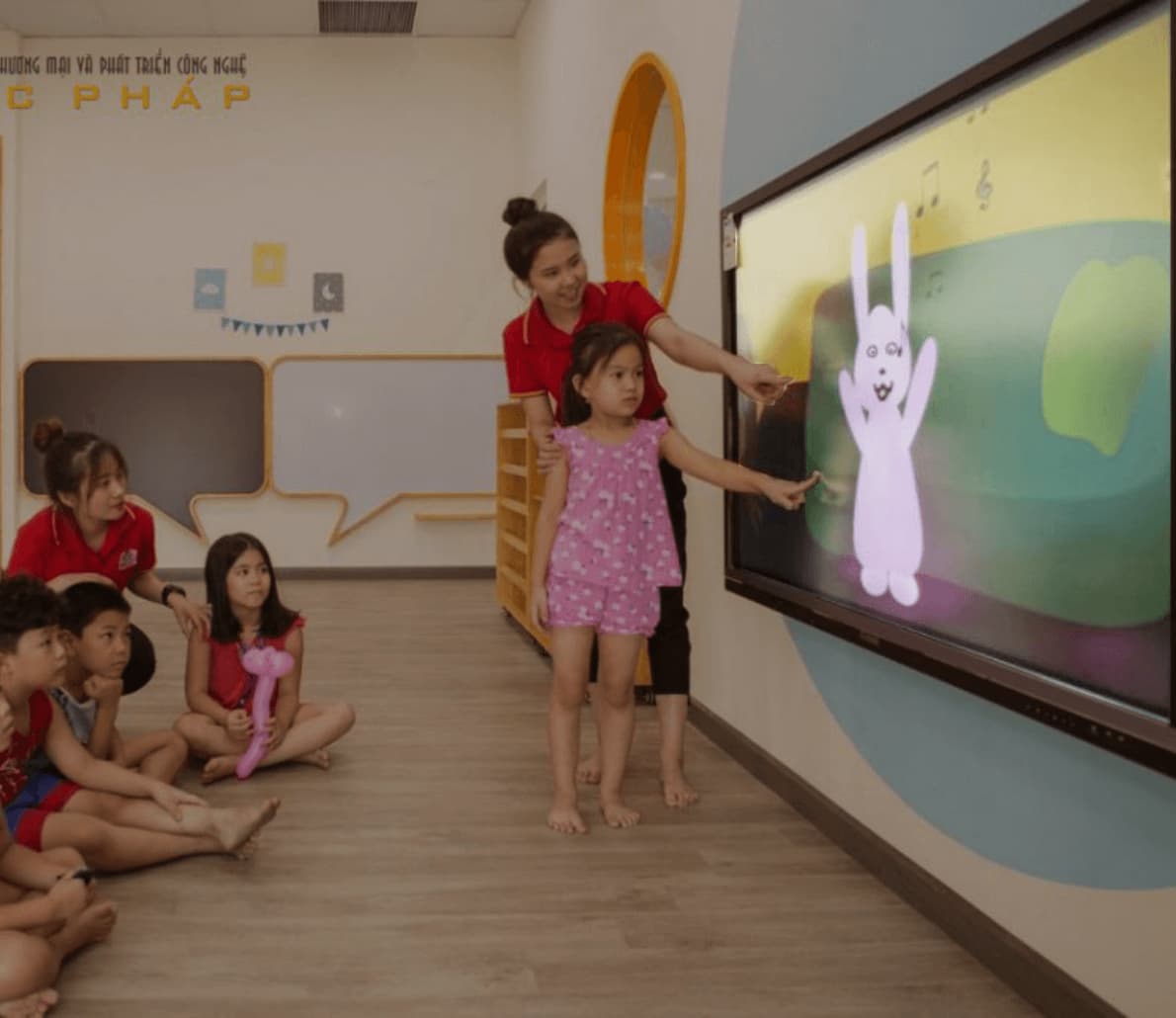 Cô giáo giới thiệu text box