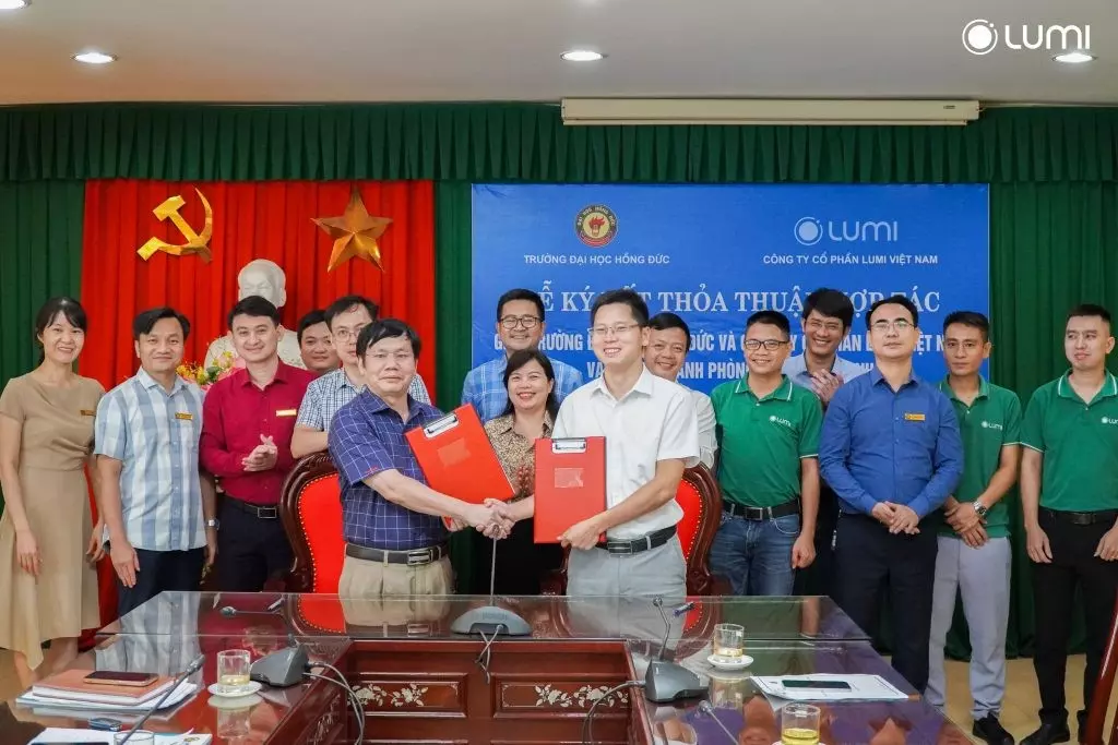 Đại diện Lumi Việt Nam và trường đại học Hồng Đức kí kết hợp tác