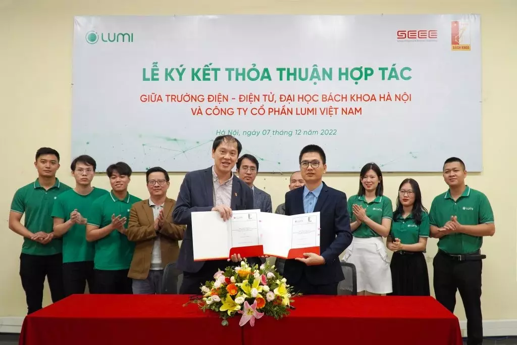 Đại diện Lumi Việt Nam và trường Điện - Điện tử ký kết hợp tác