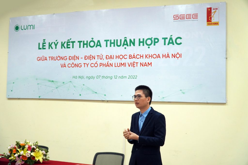 Ông Nguyễn Tuấn Anh - Chủ tịch HĐQT Lumi Việt Nam chia sẻ về nội dung hợp tác tại trường Điện - Điện tử