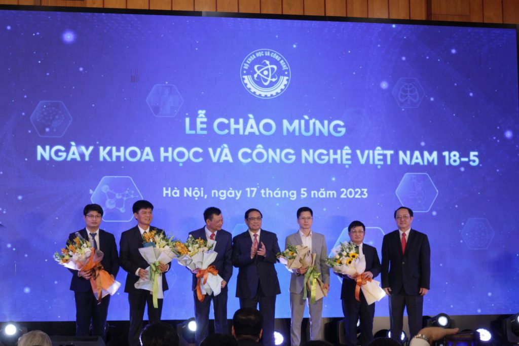 CEO Lumi Việt Nam cùng các đại diện doanh nghiệp tiêu biểu nhận hoa từ Thủ tướng Chính phủ (thứ 3 từ phải sang)