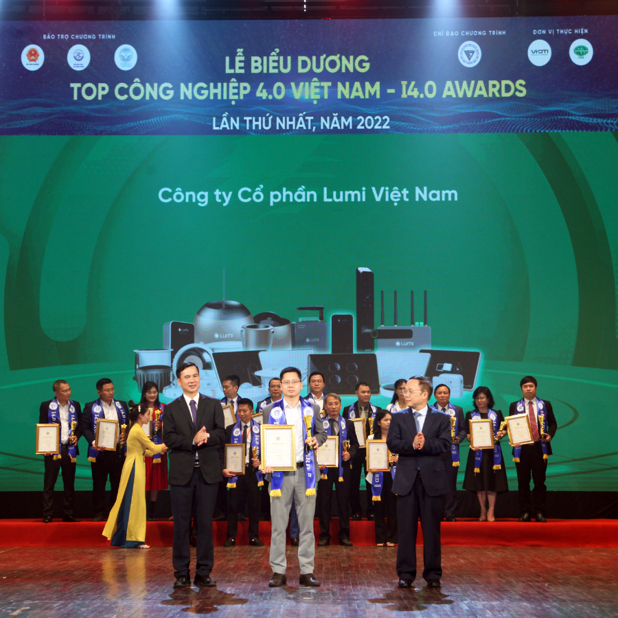 Ông Nguyễn Đức Tài - CEO Lumi Việt Nam đại diện Lumi nhận giải thưởng TOP Công nghiệp 4.0 Việt Nam