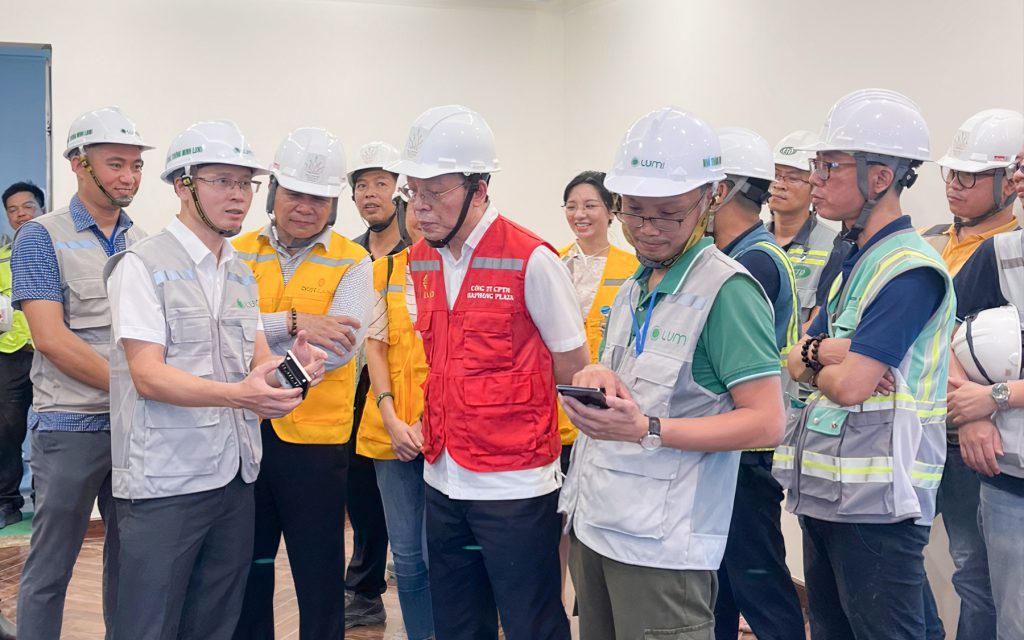 TGĐ Lumi, ông Nguyễn Đức Tài, đang chia sẻ về giải pháp smarthome của công ty tới chủ đầu tư - ông Đỗ Minh Phú, Chủ tịch Doji