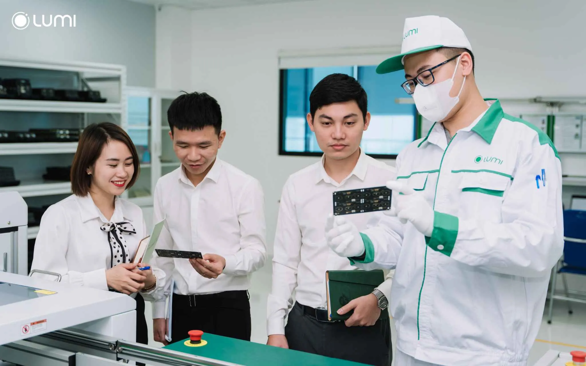 Nhân sự Lumi Smart Factory chia sẻ quy trình sản xuất thiết bị IoT trong khuôn khổ Factory Tour