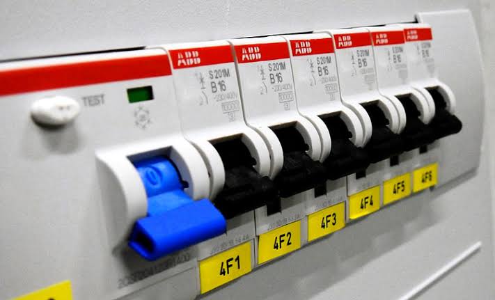 Aptomat là thiết bị có khả năng tự động ngắt nguồn điện khi phát hiện sự cố