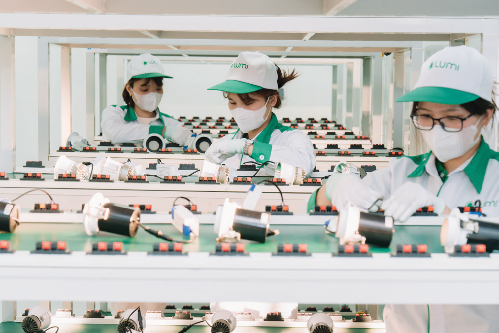 Dây chuyền lắp ráp đèn tại nhà máy Lumi Smart Factory