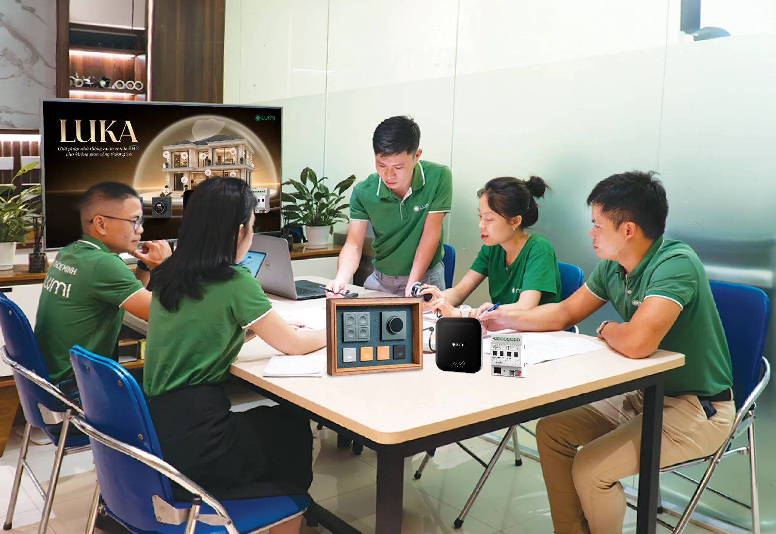 Đội ngũ kỹ sư Lumi trao đổi phương án trong văn phòng