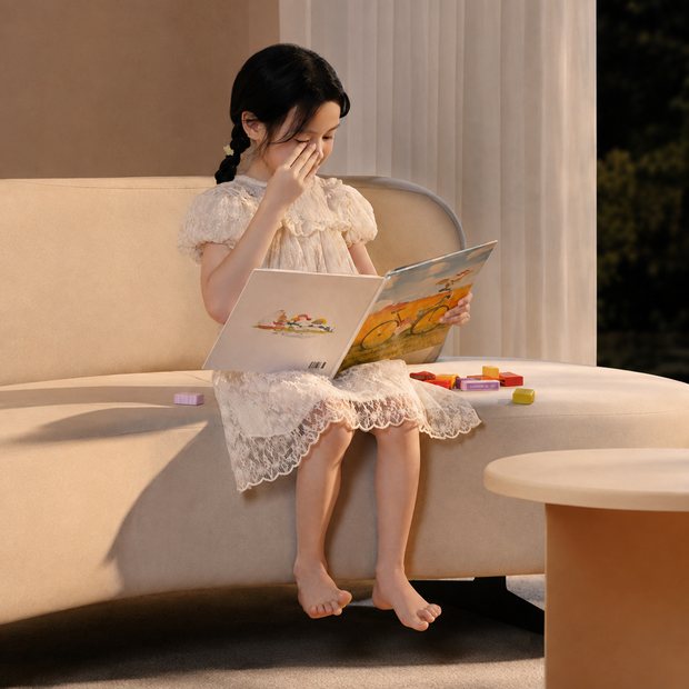 Bé gái dụi mắt khi đọc sách dưới ánh sáng chói