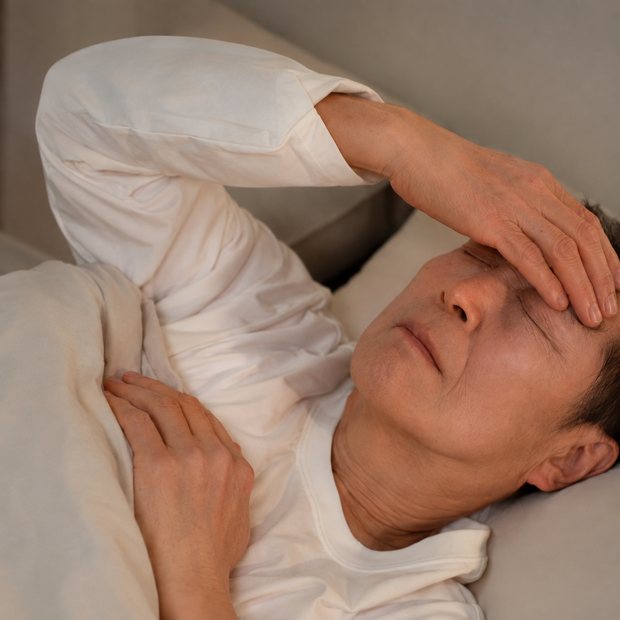 Người lớn tuổi trằn trọc không ngủ được