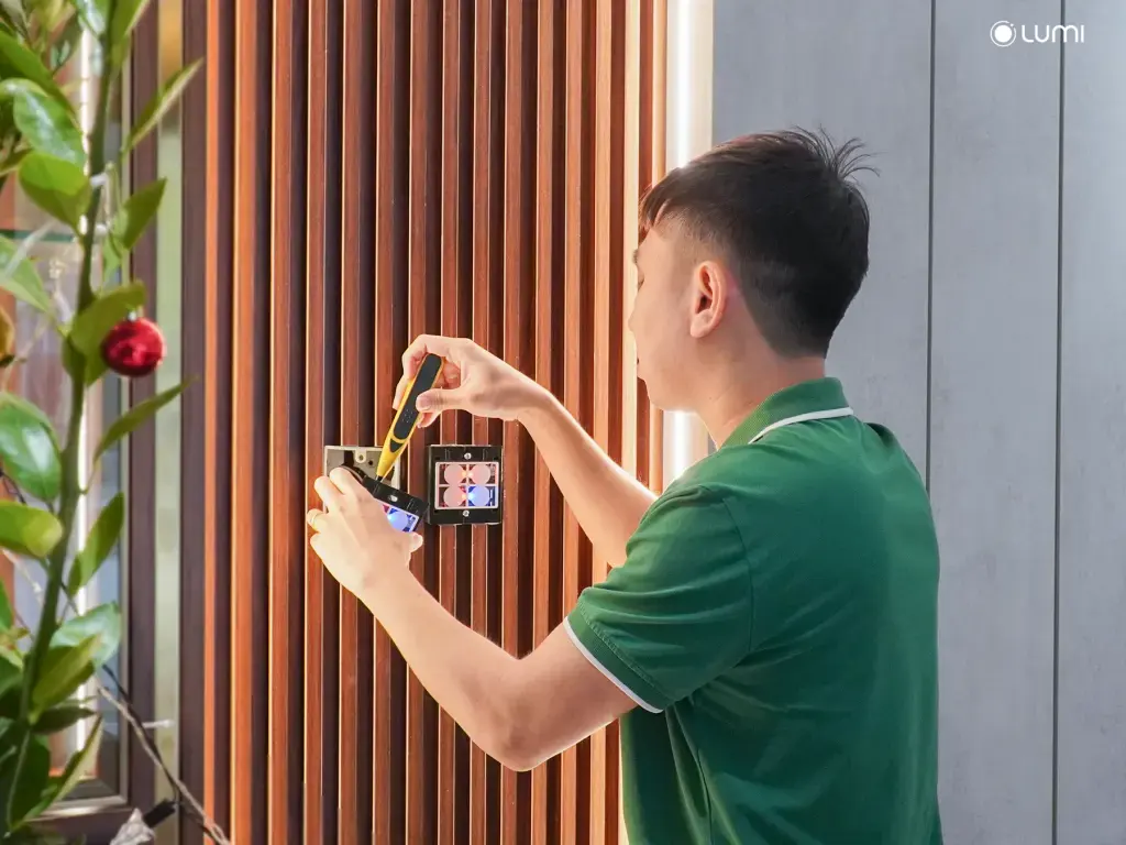 Cảm biến cửa cần được căn chỉnh và thử thông báo trên điện thoại trước khi nghiệm thu