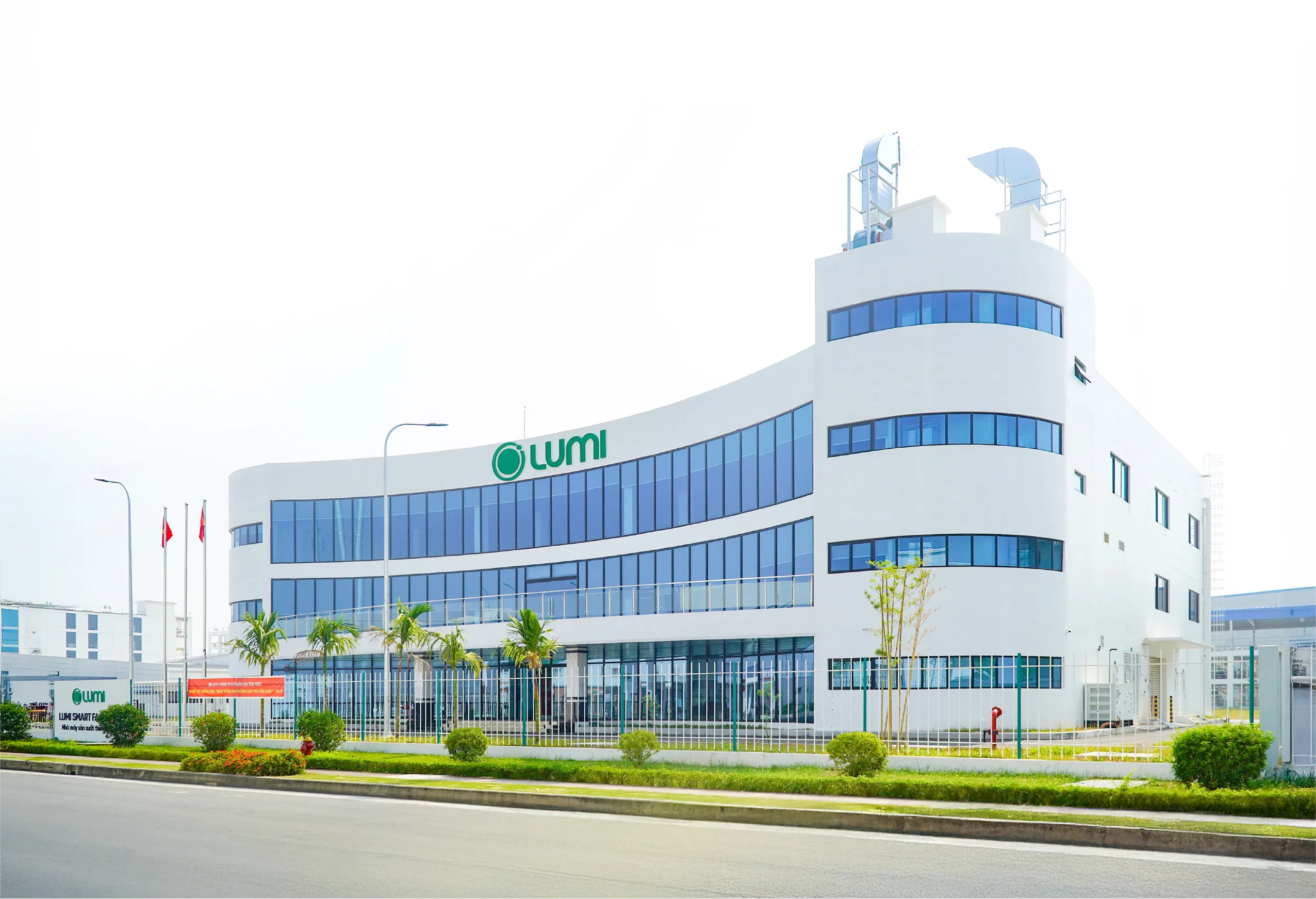 Dây chuyền sản xuất điện tử trong nhà máy Lumi Smart Factory, kỹ thuật viên đồng phục làm việc tại băng chuyền