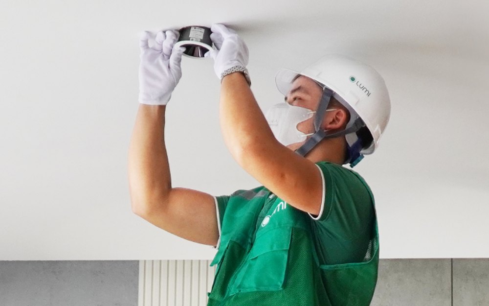 Kỹ thuật viên Lumi lắp đặt đèn downlight trên trần