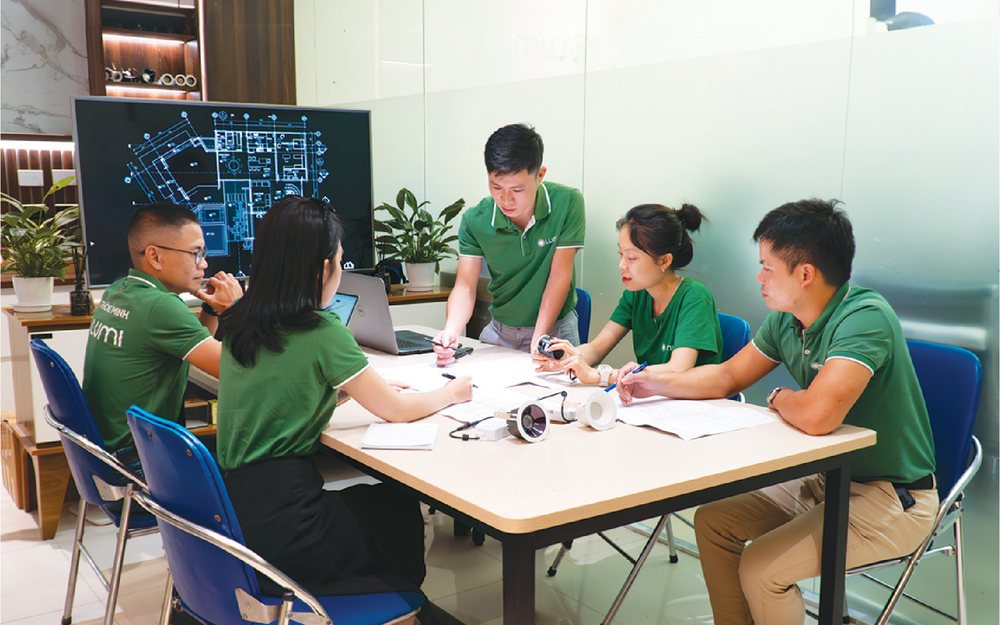 Đội ngũ chuyên gia Lumi họp bàn phương án chiếu sáng