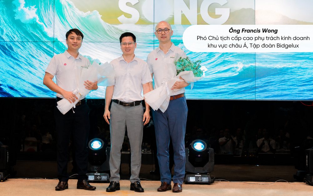 Đại diện Lumi cùng ông Francis Wang, Phó Chủ tịch Bridgelux khu vực châu Á