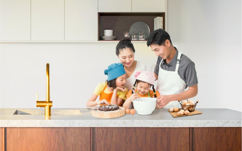 Gia đình nấu ăn trong căn bếp dùng giải pháp Lumi Lighting
